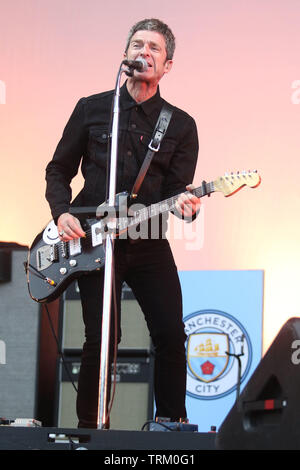 Inverness, Schottland, Großbritannien. 8. Juni 2019. Noel Gallagher's Hoch fliegende Vögel an Bught Park in Inverness. Manchester City Football Club Logo im Hintergrund sichtbar. Noel ist ein Verfechter des Club. Credit: Andrew Smith Credit: Andrew Smith/Alamy leben Nachrichten Stockfoto