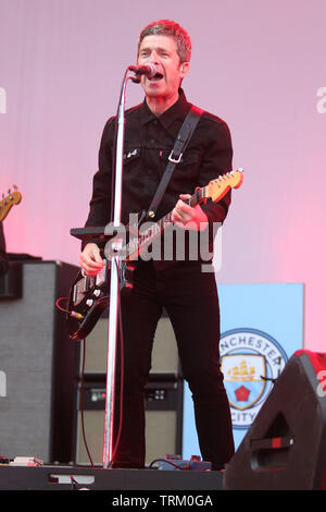 Inverness, Schottland, Großbritannien. 8. Juni 2019. Noel Gallagher's Hoch fliegende Vögel an Bught Park in Inverness. Manchester City Football Club Logo im Hintergrund sichtbar. Noel ist ein Verfechter des Club. Credit: Andrew Smith Credit: Andrew Smith/Alamy leben Nachrichten Stockfoto