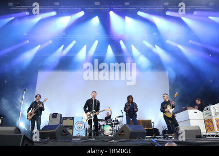 Inverness, Schottland, Großbritannien. 8. Juni 2019. Noel Gallagher's Hoch fliegende Vögel an Bught Park in Inverness. Credit: Andrew Smith Credit: Andrew Smith/Alamy leben Nachrichten Stockfoto