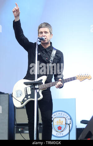 Inverness, Schottland, Großbritannien. 8. Juni 2019. Noel Gallagher's Hoch fliegende Vögel an Bught Park in Inverness. Manchester City Football Club Logo im Hintergrund sichtbar. Noel ist ein Verfechter des Club. Credit: Andrew Smith Credit: Andrew Smith/Alamy leben Nachrichten Stockfoto