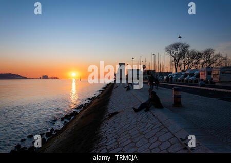 Lissabon, Portugal - Januar 21, 2012: die Menschen enjopying der Blick auf Belém, in der Stadt Lissabon, Portugal, bei Sonnenuntergang. Stockfoto