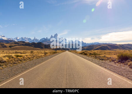 Eine Straße, die zur Stadt von El Chalten, in der Region Patagonien Argentinien mit dem Fitz Roy im Hintergrund. Auf der Straße, Konzept reisen. Stockfoto