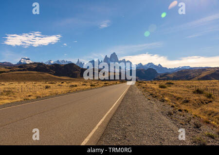 Eine Straße, die zur Stadt von El Chalten, in der Region Patagonien Argentinien mit dem Fitz Roy im Hintergrund. Auf der Straße, Konzept reisen. Stockfoto