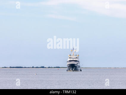 Eine große Yacht vor Anker aus's Haven Beach, Sag Harbor, NY Stockfoto