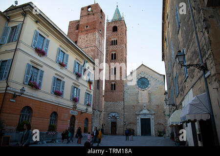 Die Kathedrale St. Michael und Quadrat in Albenga, mit dem Neuen Rathaus. Ligurien, Italien. Stockfoto