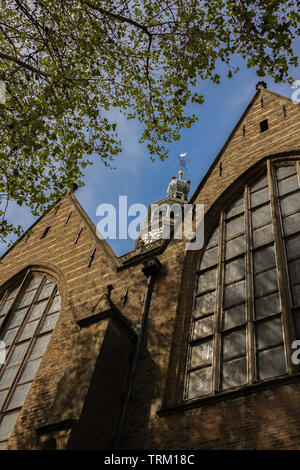 Gouda, Holland, Niederlande, 23. April 2019. Blick auf die Sint-Janskerk Kirche Dach und Glockenturm in der Nähe des Marktplatzes (am höchsten in den Niederlanden), Stockfoto