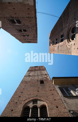 Die drei Türme, Symbol der Stadt Albenga, Ligurien, Italien. Vertikale shot mit blauem Himmel, unten - oben Perspektive. Stockfoto