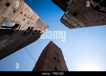 Die drei Türme, Symbol der Stadt Albenga, Ligurien, Italien. Blauer Himmel, unten - oben Perspektive. Stockfoto