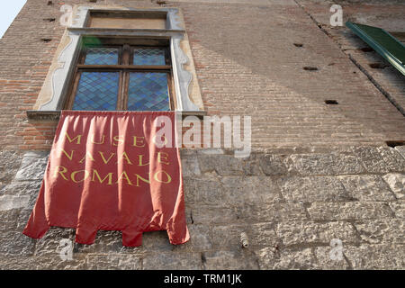 Rote Fahne der Naval Museum von Albenga, Ligurien, Italien. Stockfoto