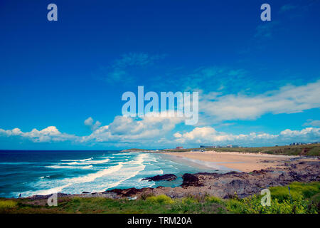 Eine breite Schrägansicht der Fistral Beach in Newquay, Cornwall, UK. Sehr beliebt bei Urlaubern und Surfer. Stockfoto