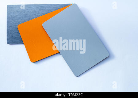 Konzept der Farbkarten auf weißem Hintergrund drei Farben Graustufen und orange Isolieren auf weißem Hintergrund. Stockfoto