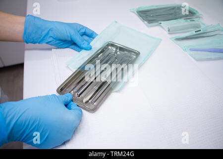 Nahaufnahme einer Hand, die eine zahnmedizinische Werkzeuge in der zahnmedizinischen Klinik, selektiver Fokus, Copyspace Stockfoto