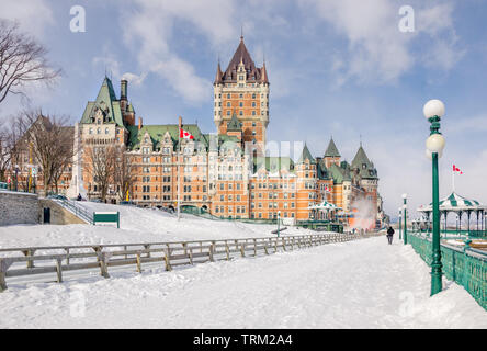 Blick auf das Chateau Frontenac und der Terrasse Dufferin fallenden Schnee an einem kalten Wintertag. Quebec City, Kanada. Stockfoto