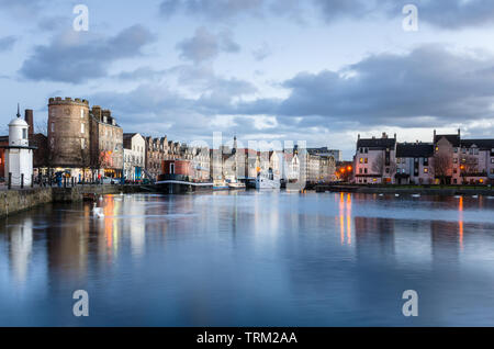 Historische Architektur entlang der Küste von Leith, Edinburgh, bei Dämmerung Stockfoto