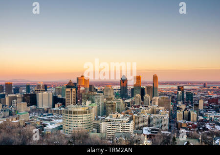 Blick auf Montreal Downtown coveredin Schnee bei Sonnenuntergang an einem Wintertag Stockfoto