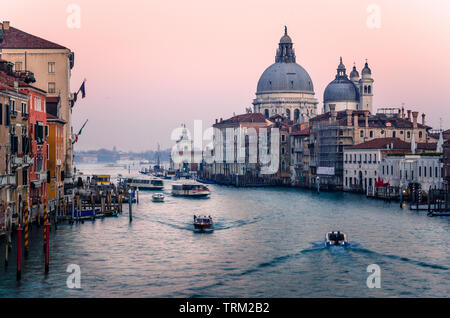 Grand Canal in Venedig in der Dämmerung an einem Wintertag Stockfoto