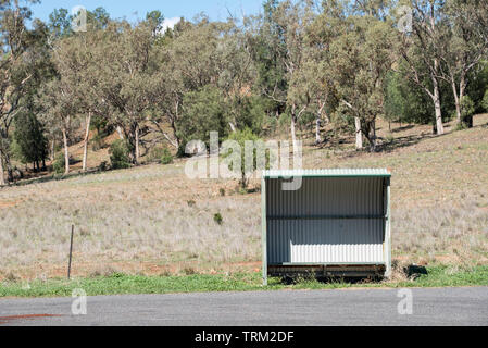 Eine einsame Leere Bushaltestelle auf der Oxley Highway im Nordwesten von New South Wales, Australien Stockfoto