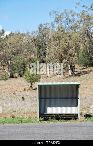 Eine einsame Leere Bushaltestelle auf der Oxley Highway im Nordwesten von New South Wales, Australien Stockfoto