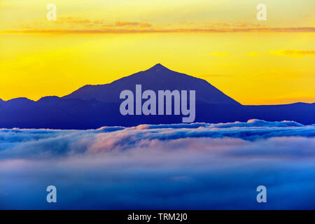 Europa, Spanien, Kanarische Inseln, Gran Canaria, Pico Teide (3718 m) auf Teneriffa, der höchste Berg in Spanien Stockfoto