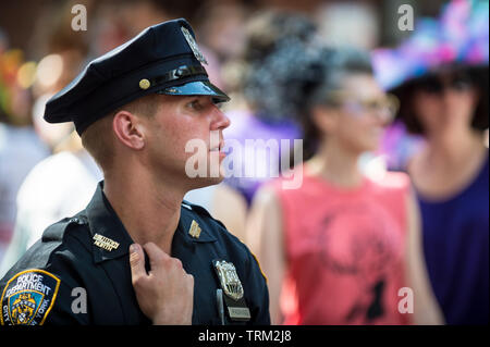 NEW YORK CITY - 25 Juni, 2017: Ein junger NYPD Polizei sorgt für Sicherheit am Rande der jährliche Gay Pride Parade in Greenwich Village. Stockfoto