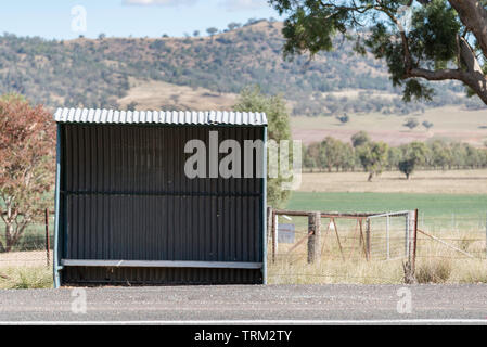 Eine einsame Leere Bushaltestelle auf der Oxley Highway im Nordwesten von New South Wales, Australien Stockfoto