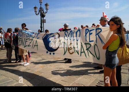 Venedig vom 8. Juni 2019. Nach dem Vorfall in der Lagune am 2. Juni, heute rund 20.000 Menschen gegen die großen Schiffe in Venedig gezeigt. Die friedliche Demonstration erreicht Piazza San Marco, wo es ein Treffen und ein fröhliches Volleyball übereinstimmen, die auch von der Polizei besucht wurde. Stockfoto