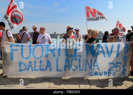 Venedig vom 8. Juni 2019. Nach dem Vorfall in der Lagune am 2. Juni, heute rund 20.000 Menschen gegen die großen Schiffe in Venedig gezeigt. Die friedliche Demonstration erreicht Piazza San Marco, wo es ein Treffen und ein fröhliches Volleyball übereinstimmen, die auch von der Polizei besucht wurde. Stockfoto