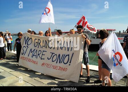 Venedig vom 8. Juni 2019. Nach dem Vorfall in der Lagune am 2. Juni, heute rund 20.000 Menschen gegen die großen Schiffe in Venedig gezeigt. Die friedliche Demonstration erreicht Piazza San Marco, wo es ein Treffen und ein fröhliches Volleyball übereinstimmen, die auch von der Polizei besucht wurde. Stockfoto