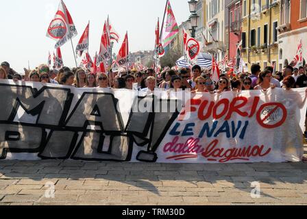 Venedig vom 8. Juni 2019. Nach dem Vorfall in der Lagune am 2. Juni, heute rund 20.000 Menschen gegen die großen Schiffe in Venedig gezeigt. Die friedliche Demonstration erreicht Piazza San Marco, wo es ein Treffen und ein fröhliches Volleyball übereinstimmen, die auch von der Polizei besucht wurde. Stockfoto