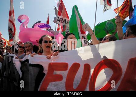 Venedig vom 8. Juni 2019. Nach dem Vorfall in der Lagune am 2. Juni, heute rund 20.000 Menschen gegen die großen Schiffe in Venedig gezeigt. Die friedliche Demonstration erreicht Piazza San Marco, wo es ein Treffen und ein fröhliches Volleyball übereinstimmen, die auch von der Polizei besucht wurde. Stockfoto