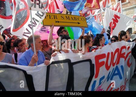 Venedig vom 8. Juni 2019. Nach dem Vorfall in der Lagune am 2. Juni, heute rund 20.000 Menschen gegen die großen Schiffe in Venedig gezeigt. Die friedliche Demonstration erreicht Piazza San Marco, wo es ein Treffen und ein fröhliches Volleyball übereinstimmen, die auch von der Polizei besucht wurde. Stockfoto