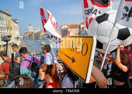 Venedig vom 8. Juni 2019. Nach dem Vorfall in der Lagune am 2. Juni, heute rund 20.000 Menschen gegen die großen Schiffe in Venedig gezeigt. Die friedliche Demonstration erreicht Piazza San Marco, wo es ein Treffen und ein fröhliches Volleyball übereinstimmen, die auch von der Polizei besucht wurde. Stockfoto