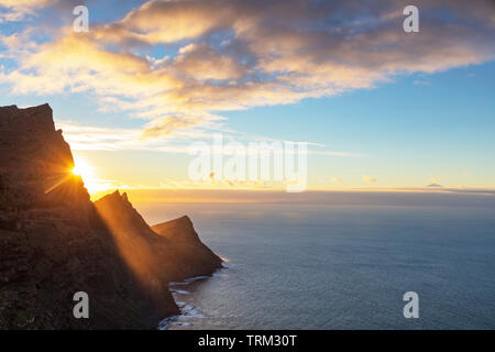 Europa, Spanien, Kanarische Inseln, Gran Canaria, Westküste Landschaft bei Sonnenuntergang und El Teide auf Teneriffa Stockfoto