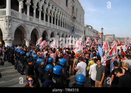 Venedig vom 8. Juni 2019. Nach dem Vorfall in der Lagune am 2. Juni, heute rund 20.000 Menschen gegen die großen Schiffe in Venedig gezeigt. Die friedliche Demonstration erreicht Piazza San Marco, wo es ein Treffen und ein fröhliches Volleyball übereinstimmen, die auch von der Polizei besucht wurde. Stockfoto