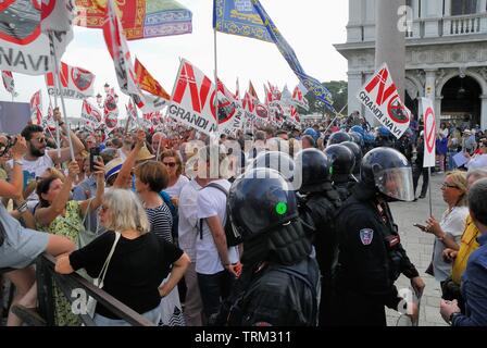 Venedig vom 8. Juni 2019. Nach dem Vorfall in der Lagune am 2. Juni, heute rund 20.000 Menschen gegen die großen Schiffe in Venedig gezeigt. Die friedliche Demonstration erreicht Piazza San Marco, wo es ein Treffen und ein fröhliches Volleyball übereinstimmen, die auch von der Polizei besucht wurde. Stockfoto