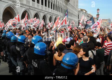 Venedig vom 8. Juni 2019. Nach dem Vorfall in der Lagune am 2. Juni, heute rund 20.000 Menschen gegen die großen Schiffe in Venedig gezeigt. Die friedliche Demonstration erreicht Piazza San Marco, wo es ein Treffen und ein fröhliches Volleyball übereinstimmen, die auch von der Polizei besucht wurde. Stockfoto