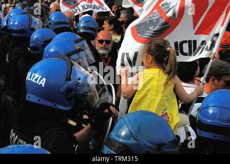 Venedig vom 8. Juni 2019. Nach dem Vorfall in der Lagune am 2. Juni, heute rund 20.000 Menschen gegen die großen Schiffe in Venedig gezeigt. Die friedliche Demonstration erreicht Piazza San Marco, wo es ein Treffen und ein fröhliches Volleyball übereinstimmen, die auch von der Polizei besucht wurde. Stockfoto