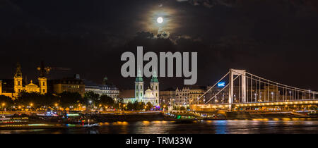 Nacht Blick auf Budapest und Donau bei Vollmond in den dunklen Himmel Stockfoto