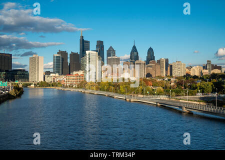 Strecke zu Fuß SCHUYLKILL RIVER DOWNTOWN SKYLINE PHILADELPHIA PENNSYLVANIA USA Stockfoto