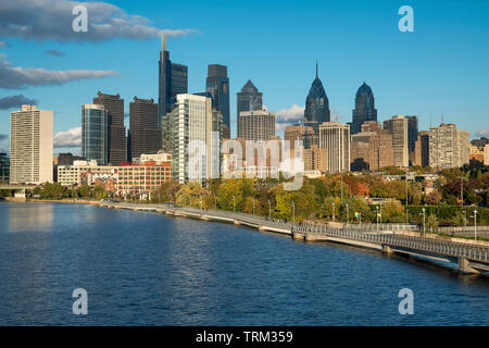 Strecke zu Fuß SCHUYLKILL RIVER DOWNTOWN SKYLINE PHILADELPHIA PENNSYLVANIA USA Stockfoto