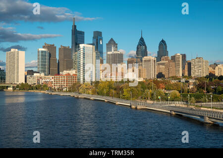 Strecke zu Fuß SCHUYLKILL RIVER DOWNTOWN SKYLINE PHILADELPHIA PENNSYLVANIA USA Stockfoto