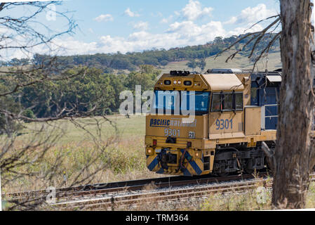 Ein schienengüterverkehr Diesel 92 Klasse mit Kohle zum Hafen von Newcastle aus Minen in der oberen Hunter Valley in New South Wales, Australien Stockfoto