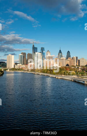 Strecke zu Fuß SCHUYLKILL RIVER DOWNTOWN SKYLINE PHILADELPHIA PENNSYLVANIA USA Stockfoto