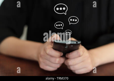 Frau plaudern auf Smartphone Stockfoto