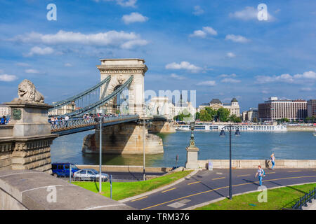 Kreuzung das berühmte Széchenyi Kettenbrücke über die Donau in Richtung Pest Stadtzentrum Stockfoto