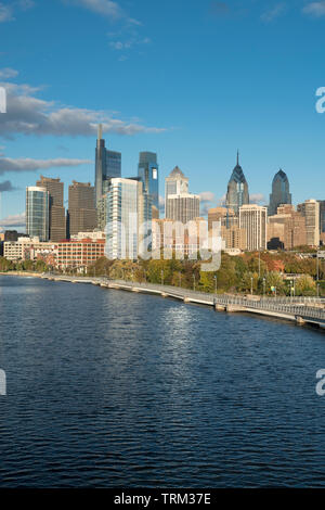 Strecke zu Fuß SCHUYLKILL RIVER DOWNTOWN SKYLINE PHILADELPHIA PENNSYLVANIA USA Stockfoto