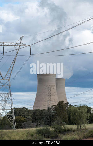 Dampf steigt aus dem riesigen kühltürme in die Kohle Bayswater Power Station im Hunter Valley in der Nähe von Singleton, New South Wales, Australien powered Stockfoto