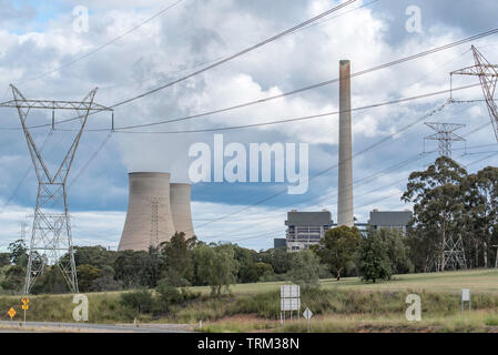 Dampf steigt aus dem riesigen kühltürme in die Kohle Bayswater Power Station im Hunter Valley in der Nähe von Singleton, New South Wales, Australien powered Stockfoto