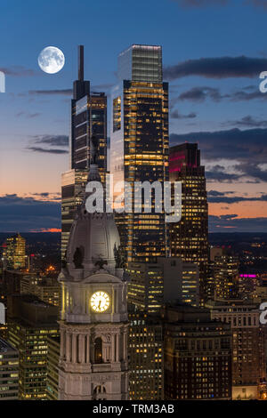 Stadt Halle (© JOHN MCARTHUR JR 1901) Comcast Center (© Robert M STERN 2008) COMCAST TECH CENTER (© FOSTER & PARTNER 2018) Downtown Skyline von Philadelphia Stockfoto