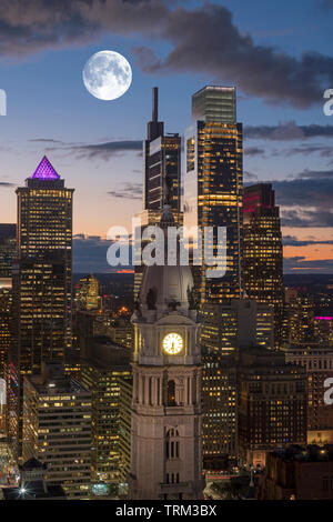 Stadt Halle (© JOHN MCARTHUR JR 1901) Comcast Center (© Robert M STERN 2008) COMCAST TECH CENTER (© FOSTER & PARTNER 2018) Downtown Skyline von Philadelphia Stockfoto